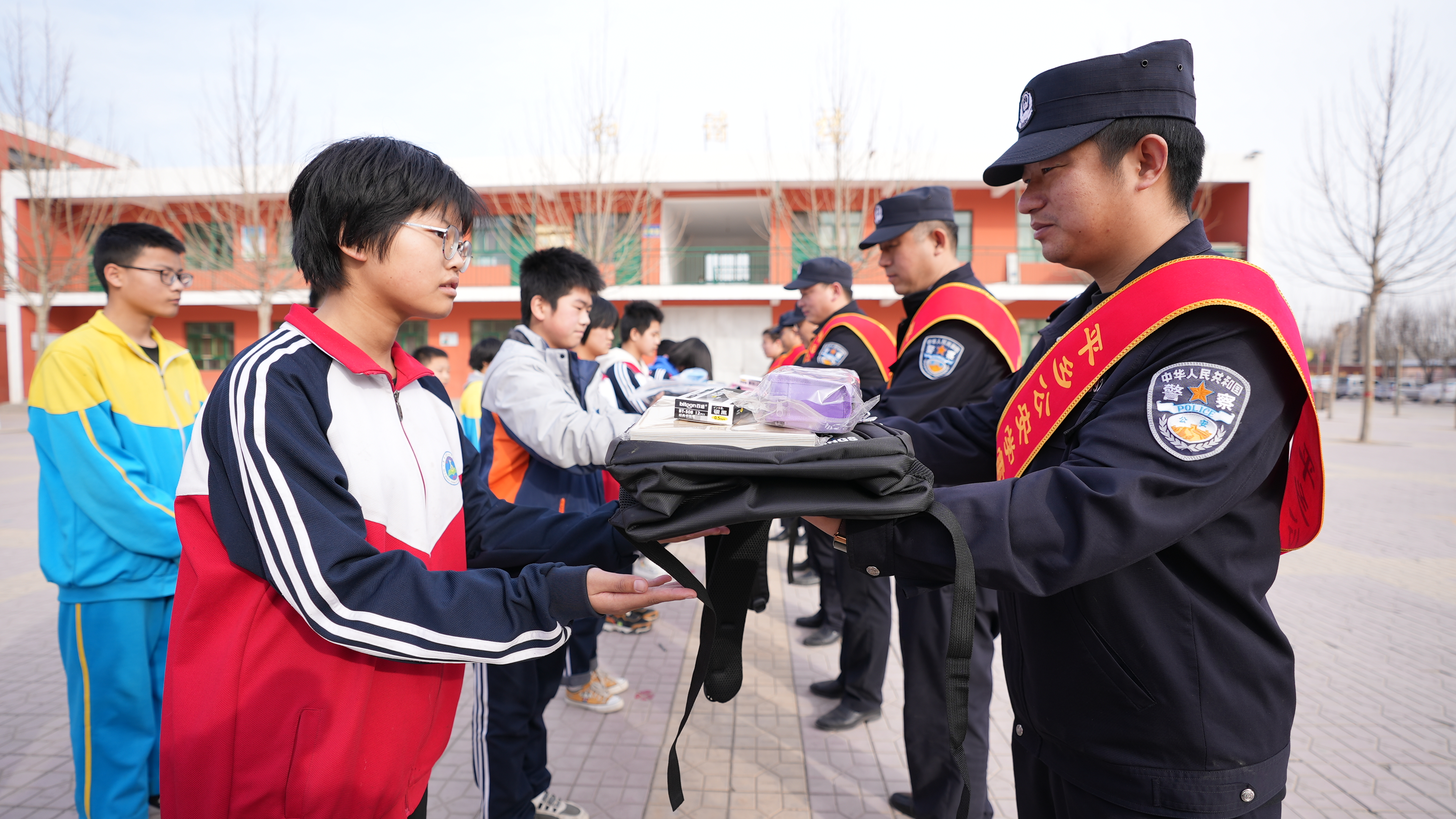 平乡公安局开展不同形式的志愿服务活动